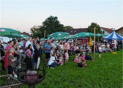 Während im Juli die Freilicht-Aufführungen der Theatergruppe am Gelände beim Naturbad stattfanden, lud die Kraiburger Ritterschaft am Kolbinger Kirchlein zum ersten „Herbstfeuer. Foto  Bachmaier