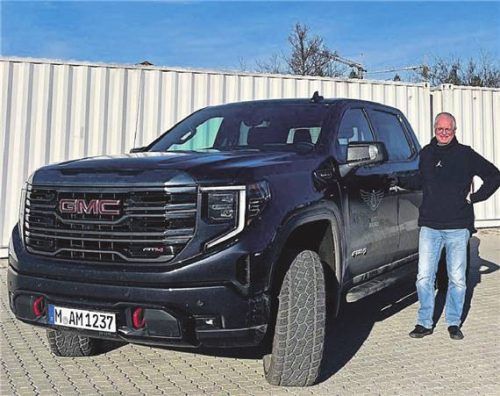 Wahre Größe: Mit 1,80 Metern wirkt Autoredakteur Volker Pfau neben dem GMC Sierra fast zierlich. Foto MAXIMILIAN PFAU