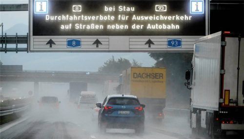 Wann ist ein Stau ein Stau? Die Polizei muss zunächst einmal feststellen, ob auf der Autobahn weitgehend Stillstand herrscht. Foto dpa