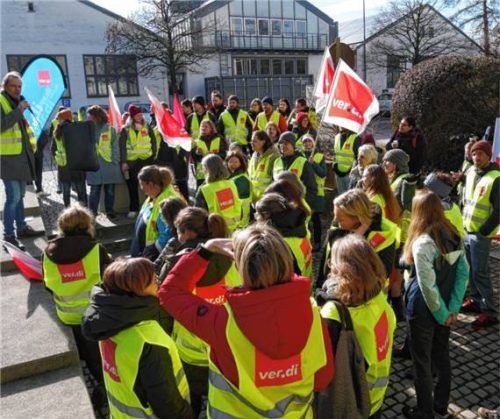 Warnstreik vor der TH Rosenheim: Rund 70 Beschäftigte legten gestern ihre Arbeit nieder. Foto Peter Huber