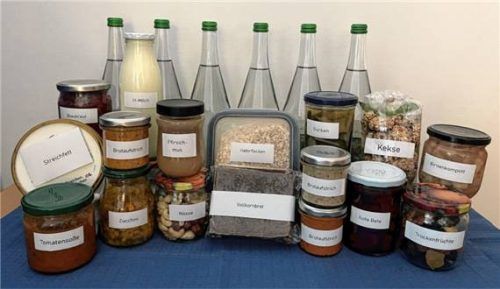 Was gehört in die Kiste? Für drei Tage sollten pro Person folgende Mengen bevorratet werden: sechs Liter Wasser, eine Packung Haferflocken, ein Liter H-Milch, 750 Gramm Brot, 450 Gramm Brotaufstrich, 400 Gramm konserviertes Obst, eine Packung Kekse, 300 Gramm Nüsse/Trockenfrüchte, 100 Gramm Streichfett, 1,2 Kilogramm konserviertes Gemüse. Foto Amt für Ernährung, Landwirtschaft und Forsten