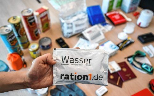 Was gehört in einen Fluchtrucksack? Das kann bei einem neuen Kurs der Johanniter Wasserburg erlernt werden. Foto picture alliance/dpa | Jens Kalaene