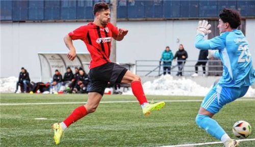 Wasserburgs Angreifer Robin Ungerath staubt hier erfolgreich zum 2:0-Führungstreffer ab.Foto Christian Butzhammer