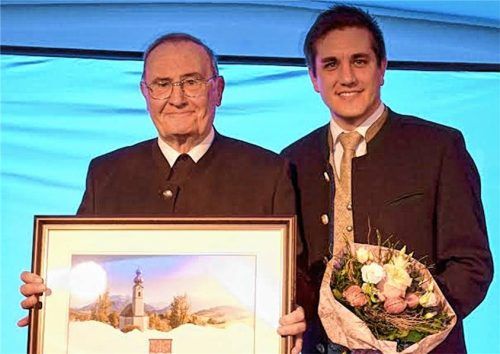 Weihbischof Dr. Bernhard Haßlberger (links) nimmt die Ehrung von Bürgermeister Justus Pfeifer entgegen.Foto  Krammer