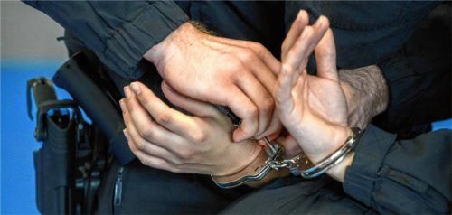 Weil er vor der Polizei floh und sich bei der Festnahme wehrte, stand ein Waldkraiburger in Mühldorf vor Gericht. Foto dpa (Symbolfoto)