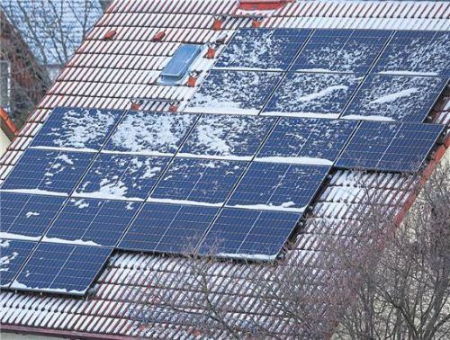 Wenn der Schnee taut, sollte man Dachziegel und Rinnen kontrollieren. Foto Jan Woitas/dpa