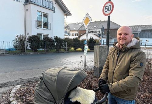 Wenn Stadtrat Michael Krimplstötter seinen Sohn im Kinderwagen spazieren fährt, kommt er fast immer auch an der Einmündung des Feldbachwegs in die Berblinger Straße vorbei. Dass hier Tempo 50 gefahren werden darf, hält er für gefährlich. Foto Kotter