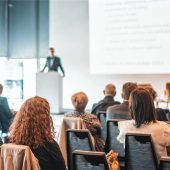 Viele Experten auf einer Bühne