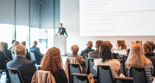 Wer sich über die vielen unterschiedlichen Aspekte des Themas „Immobilien“ informieren möchte, profitiert beim OVB Expertenforum vom Rat der Fachleute. Foto adobestock