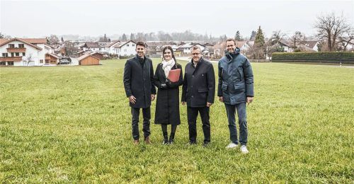 Wichtiger Schritt auf dem Weg zur neuen Ortsmitte: die Übergabe der Bauanträge auf dem Grundstück der künftigen Ortsmitte Ostermünchen mit (von links) Michael Sandbichler, Geschäftsführer MvB Baukultur, Sophia Wagner, Bauleitplanung Gemeinde Tuntenhausen, Bürgermeister Georg Weigl und Dr. Max von Bredow, geschäftsführender Gesellschafter MvB Baukultur. Foto Lisa Lanzinger (MvB Baukultur)