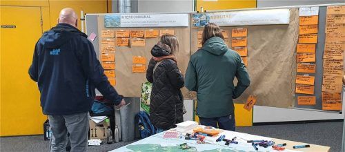 Wie soll sich die Gemeinde entwickeln? Beim „Markt der Ideen“ standen die Bürger mit ihren Vorschlägen im Mittelpunkt. Foto Stuffer-Chunphetch