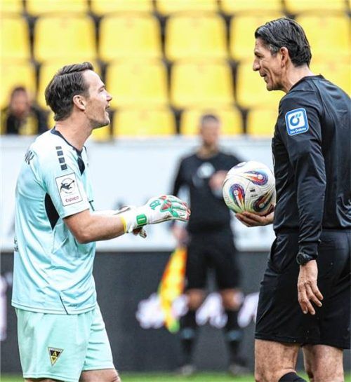 Willkommen zurück: Auch Top-Schiedsrichter Deniz Aytekin begrüßt den gebürtigen Mühldorfer Manuel Riemann beim Comeback im Profifußball.Foto Imago Images