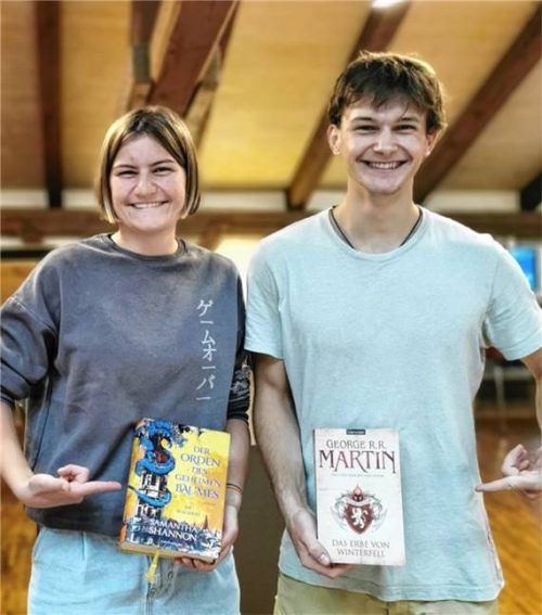 „Wir haben ein FSJ gemacht“: Valentina und Johannes haben zusammen ein Jahr Freiwilligendienst in der Stadtbibliothek geleistet. Foto © Stadtbibliothek Rosenheim