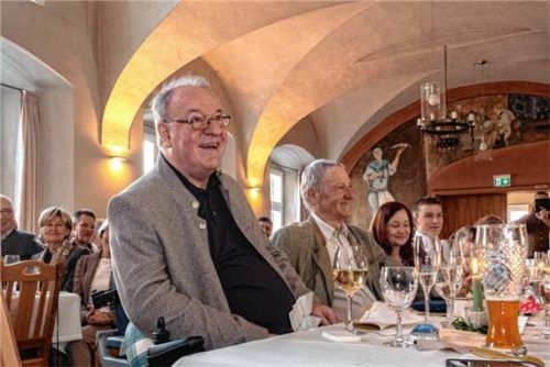 Wolfgang Berthaler, ein fröhlicher Jubilar. Seine Geburtstagsfeier hatte viele Höhepunkte – und es war nicht nur der Bürgermeisterchor des Landkreises da.