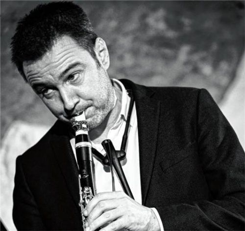 Wolfgang Hanninger lädt zum Gypsy-Jazz-Konzert. Foto Wolfgang Hirschpoltner