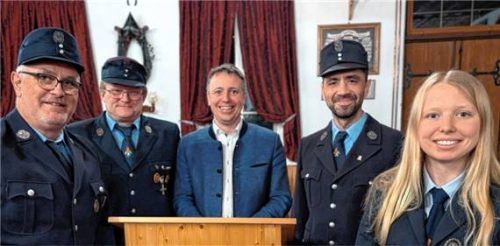 Wolfgang Petzsch (links) wurde in der Versammlung zum neuen Schriftführer gewählt. Anna Specht (rechts) ist neue stellvertretende Schriftführerin. Es gratulierten (von links) Vereinsvize Hubert Wimmer, Oberbürgermeister Dr. Christian Hümmer sowie Vorsitzender Sebastian Reischl. Foto hob