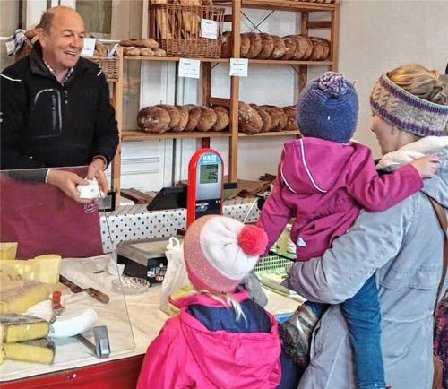 Wolfgang Schwaiger (links) ist Mitbegründer und Marktleiter des Prientaler Bergbauernladens. Auch nach dem Brand der „alten Holzleg“ ist der Kundenstrom nicht abgerissen. Sie kommen jetzt ins Übergangsdomizil im Bahnhof. Foto Sebastian Pertl