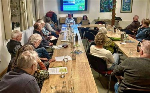 Zahlreiche interessierte Besucher nahmen an der Jahresversammlung der BN-Ortsgruppe im Bürgertreff Seeon teil. Foto re