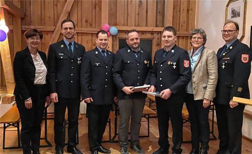 Zogen bei der Generalversammlung Bilanz: (von links) Bürgermeisterin Sissi Schätz, Florian Greißl, Hans Kneißl, Hans Stein, Martin Fußstetter, Cathrin Henke und Bernd Michel. Foto meindl