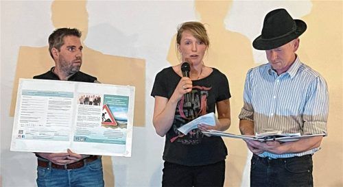 Zu Beginn des Abends stellte sich die neue „Interessensgemeinschaft zum Erhalt bäuerlicher Existenzen im Rosenheimer Norden“ vor: (von links) Felix Fischer aus Schechen, Jennifer Dürr aus Großkarolinenfeld und Thomas Huber aus Tuntenhausen. Foto re