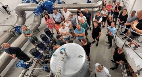 Zu einer Wassertour der CSU-Ortsgruppe Mettenheim brachen im Sommer 2023 Parteimitglieder und Gäste zu dem 2011/12 in Solling errichteten Hochbehälter auf, der die Wasserversorgung der Mettenheimer-Gruppe sicherstellt. Bei dieser Gelegenheit erhielten die Zuhörer einen Einblick in die Funktionsweise der Anlage. Foto KRETSCHKO