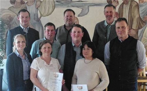 Zuchtleiterin Dr. Paula Heine (vorne links) und VZG-Vorsitzender Lothar Schechner ehrten Betriebe aus der Region, die mit einer besonders guten Lebensleistung ihrer Kühe oder als starke Marktbeschicker hervorstachen.Foto re