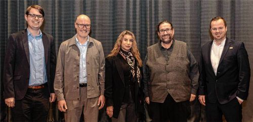 Zuhören, statt selbst zu reden: Das war die Aufgabe, der sich die fünf Kolbermoorer Bürgermeisterkandidaten (von links) Leonhard Sedlbauer (CSU), Christian Morgenroth (SPD), Johanna Bössl (Die Linke), Christan Demmel (AfD) und Thomas Rothmayer (Parteifreie Kolbermoor) bei einem Wertegespräch zu stellen hatten. Foto Johannes Thomae