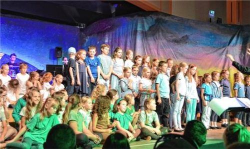 Zum 50.Geburtstag präsentierte die Musikschule mit über 100 Kindern das Musical „Der blaue Planet“.
