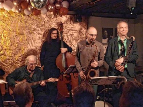 Zum „Siebzigsten“ im „Le Pirate“: (von links) Geoff Goodman mit Andy Kurz (Bass), Matthieu Bordenave (Tenorsaxofon) und Rudi Mahall (Bassklarinette). Foto friedrich