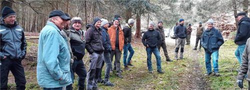 Zusammen mit dem Revierförster Helmut Gattinger besichtigten die Jagdgenossen das Waldgebiet Schermannsöd.Foto Unterforsthuber