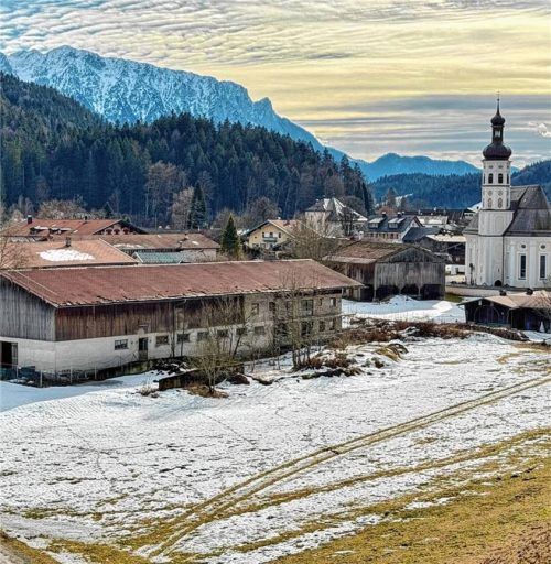 Zwei große Zukunftsprojekte für Sachrang sind geplatzt. Das sind zum einen die Wohnungen am Linnerhof (Foto) und zum anderen der „Logenplatz Sachrang“. Foto H. Reiter