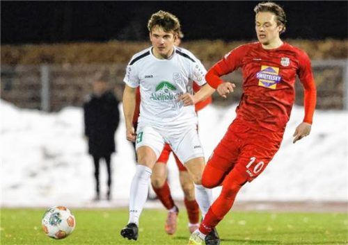 Zwei Torschützen im Zweikampf: Siegsdorfs Adrian Furch gegen Traunsteins Andrii Pelypenko (rechts).Foto Hans Weitz