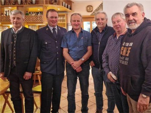 Zweiter Bürgermeister Andreas Maierhofer und Vorsitzender Daniel Wallner ehrten Alois Häusler, Horst Langer, Albert Hofmann und Wolfgang Hinmüller für jeweils 50 Jahre Vereinszugehörigkeit (von links). Foto Wagner