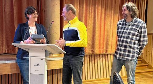 Zweiter Heimatvereins-Vorsitzender Manfred Heistracher (rechts) und Beirat Hans Schederecker bedankten sich bei Andrea Krammer für das sehr interessante Referat zu den Römern in der Region Chiemsee mit dem Schnaitseer Heimatbuch. Foto hellmeier