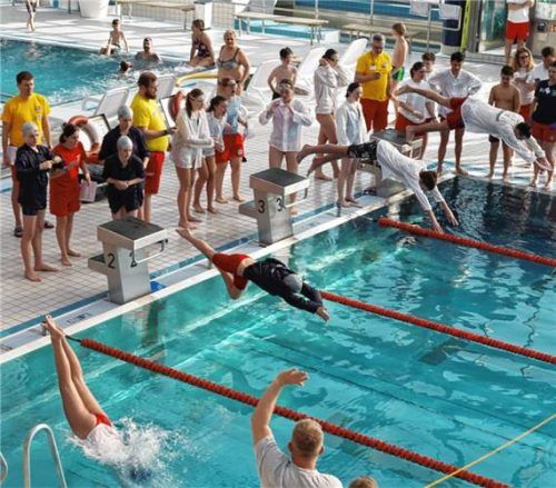 230 Kinder und Jugendliche nahmen am diesjährigen Kreiswettbewerb der Wasserwacht teil. Foto BRK Kreisverband Rosenheim