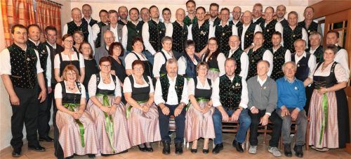 59 Mitglieder, die eines gemeinsam haben: Sie sind seit Jahrzehnten in Rechtmehring dem Schützenwesen treu. Foto Manzinger
