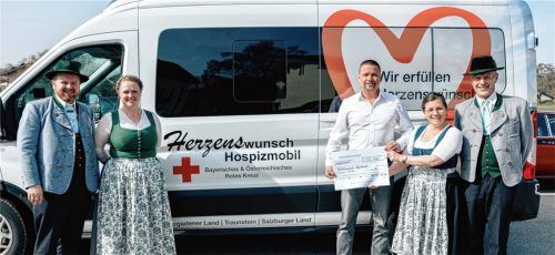 700 Euro wurden als Spende an das BRK-Herzenswunsch-Hospizmobil übergeben. Im Bild: (von links) Vorsitzender Johannes Wolf, Vorsitzende Veronika Zieglgänsberger, Florian Halter vom BRK-Hospizmobil, Kinder- und Jugendleiterin Simone Lerner und Vorsitzender Michael Ackermann.Foto  re