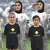 Irans Fußballerinnen salutieren