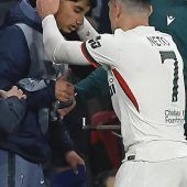 Neto schubst Balljungen