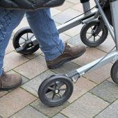 Rollator: Vier Tipps, um Stürze zu vermeiden