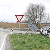 In einen Wegweiser gekracht: Fahrer unverletzt