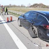 Fahrzeug auf Pannenstreifen der A 94 gerammt