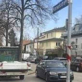 Gehweg wird zur Auto-Bahn