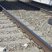 Reifen und Steine auf dem Gleis