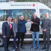 ESH spendet neuen Bus für den BRK-Fahrdienst