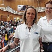 Gedränge beim Flohmarkt in der Badria-Halle