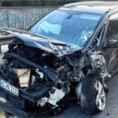 Anhänger löst sich auf B304 und rammt PKW