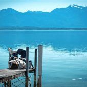 Sonnenbad am noch stillen Chiemsee