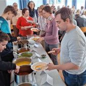 Zahlreiche Besucher beim Fastenessen