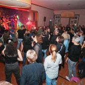 Ü30er feiern rockig in Staudham